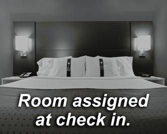 Holiday Inn Express & Suites Pueblo North - Pueblo - Yatak Odası