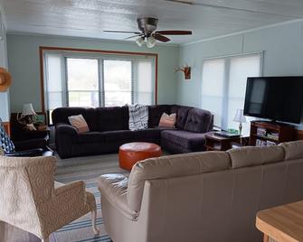 Private Lake Getaway on exclusive Perch Lake - Angola - Living room