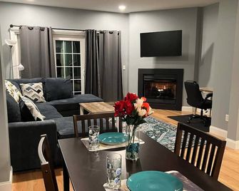 New Modern Townhouse by Bowdoin College & DT Unit 2 - Brunswick - Їдальня