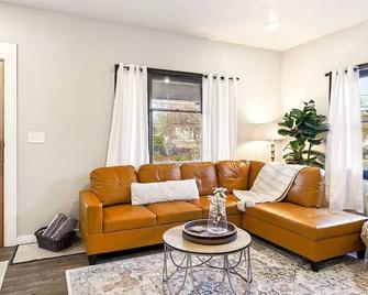 Historical Albany Downtown House with 5 Bedrooms - Albany - Вітальня