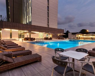 Doubletree by Hilton Pointe-Noire - Pointe Noire - Pool