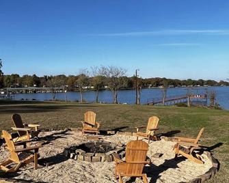 Waterfront home newly renovated! Quiet & peaceful, + a 100 ft dock 2 fish from! - Wills Point - Beach