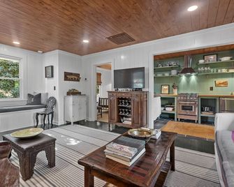 Fly Lake- A Modern Mirror Lake Cottage - Highlands - Living room