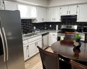 Comfort Home WiFi n Hottub - Midwest City - Kitchen