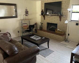 2 Bed 2 Bath 15-20 Minutes To All The Best Of San Diego! - La Mesa - Living room