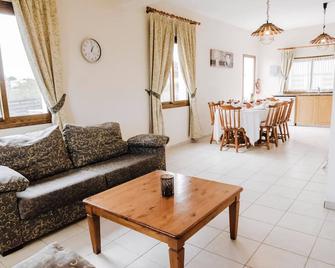 Large Private Pool & Garden, Sleeps 8 , Family Friendly And Views Of Troodos - Kathikas - Sala de estar
