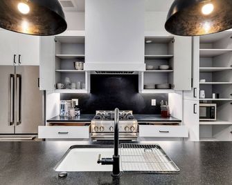 Loft w BBQ grill & patio Apt 102 - Atlanta