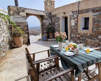 Yiannis Traditional Village home - Kiotari - Patio