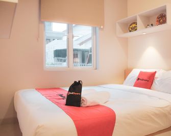 RedDoorz Plus near Manggarai Station 3 - Yakarta - Habitación