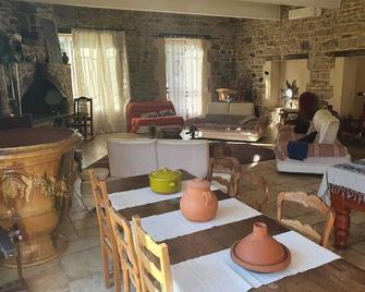 Atypical farmhouse at the foot of the Cévennes - La Grand-Combe - Comedor