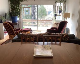 Rabbit Run - Cozy cottage in the heart of Walloon Lake Village. Family-friendly! - Walloon Lake - Living room