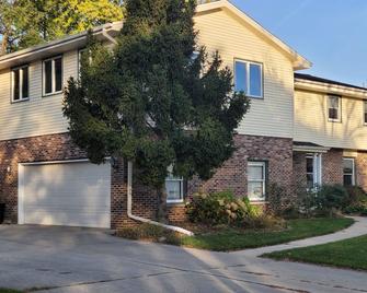 Large 4 bd 2.5 ba 2.5 att garage suburaban Milwaukee home convenient quiet area - Wauwatosa - Building