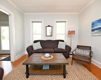 Haven Retreat - 4br, 3ba - 1 Block To Waterfront, Shopping & Dining - Grand Haven - Living room