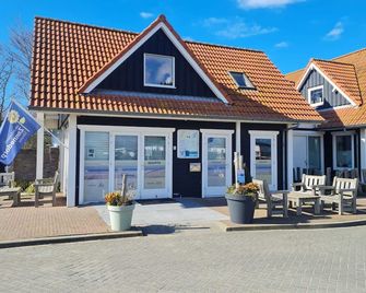 Luxury 4pers Chalet, Only 318 Steps To The Beach, Fully Enclosed Garden. - Renesse - Bâtiment