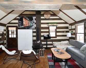 River Walk Cottage - Romantic Escape - Great Cacapon - Living room