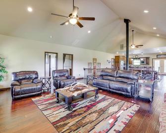 Neosho Home on 90 Acres with Private Pool and Fire Pit - Neosho - Вітальня