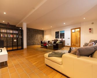 OYO의 벨빌라 빌라 A - 야이자 - 거실