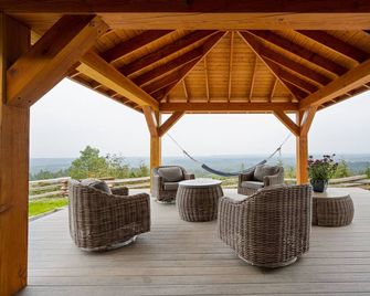 Luxury Home/ Villa Beautiful Oceanview Georgia straight, Hot Tub Spa - Qualicum Beach - Innenhof