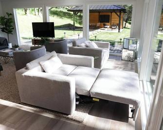 Treehouse Overlook At Lakewood - Auburn - Living room