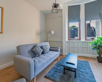 The Hazlitt Apartments - Paisley - Living room