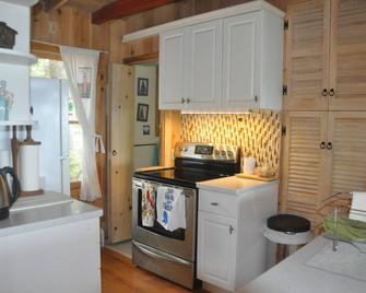 Memories: Classic updated Lake Michigan Knotty Pine Cottage on private beach - Mackinaw City - Küche