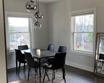 Luxury Apartment in Historic Downtown Saint Charles. - Saint Charles - Eetruimte