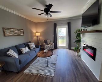 Four Palms Unit B, 500ft to Beach, Walk 2 Casinos! - Biloxi - Living room