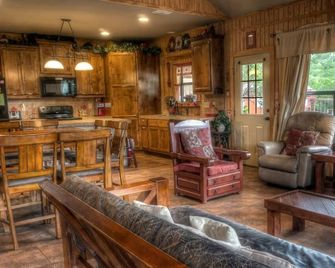 Fandango, Hot tub, Private pool, Wi-Fi, @ Frio River Vacation Rentals - Concan - Living room