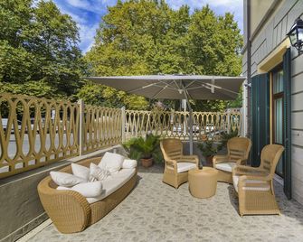 Hotel Vittoria - ויארג'ו - פטיו