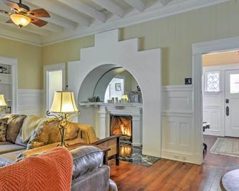 Carpinteria Apt with Hot Tub - 10 Min Walk to Beach! - Carpinteria - Living room