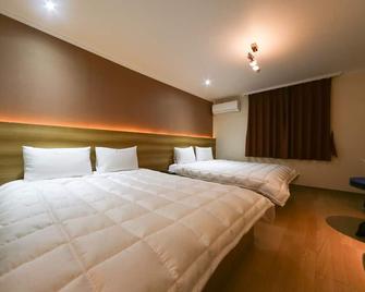 Gyeongju bulgooksa W Drive-in Motel - Gyeongju - Phòng ngủ
