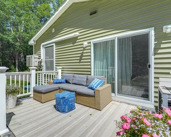 Near Portland Trails Walkable Apartment with Deck - Portland - Patio