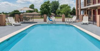 Days Inn & Suites by Wyndham Springfield on I-44 - Springfield - Πισίνα