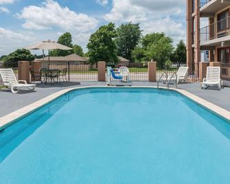 Days Inn & Suites by Wyndham Springfield on I-44 - Springfield - Piscina