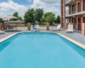 Days Inn & Suites by Wyndham Springfield on I-44 - Springfield - Pool