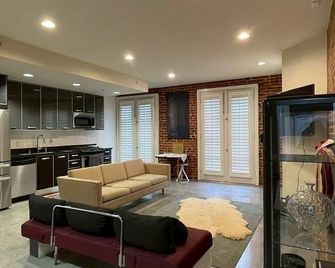 Bricklight Pasadena Condo Private 1B1B Apartment w/ Full Kitchen & Living Room - Pasadena - Living room