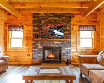 On Roaring Fork Stream/1 Mile To Dwtn Gatlinburg - Gatlinburg - Living room