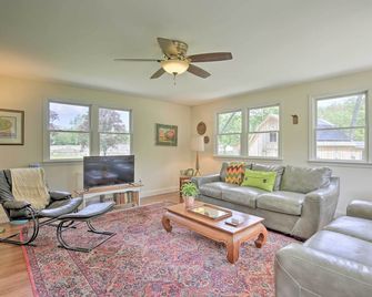 Ashley Falls Home w/ Fire Pit: Hike & Ski! - Ashley Falls - Living room