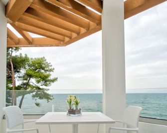 Poseidon Hotel - פאטראס - פטיו