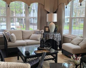 The Creek House ~Gorgeous upscale 3/BR 3/Bath home in historic district - Edenton - Living room