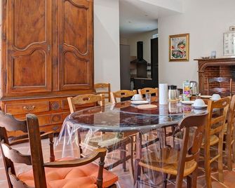Room 'Room 5' with Shared Terrace, Shared Garden and Wi-Fi - Vic-en-Bigorre - Salle à manger