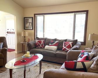 Entire house (3 Bedrooms)Fully Furnish Near the Ocean/Beach ( Salmon Fishing) - Kenai - Living room