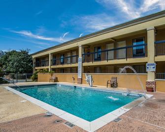 Quality Inn & Suites - Statesboro - Pool