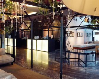 M Roof Hotel & Residences - איפו - דלפק קבלה