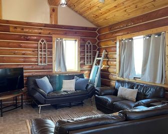 Cozy 1-bedroom cabin 1/2mile from Grangeville - Grangeville - Sala de estar