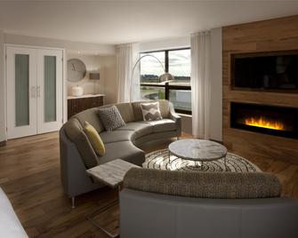 Hilton Toronto Airport Hotel & Suites - Mississauga - Living room