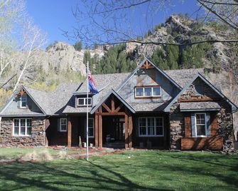 High End Lodging for Medium to Large Groups in the Canyon of the Missouri River! - Cascade - Building