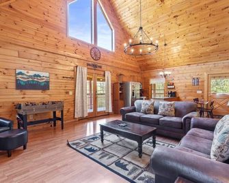 Serene Creek Cabin - Sevierville - Living room