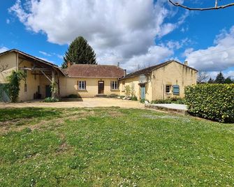 Charming farmhouse surrounded by greenery with view of Monpazier - private pool - Marsalès - Edificio