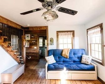 Grey Dawn Cabin @ Whispering Oaks, 20 miles from Moab! - Moab - Living room